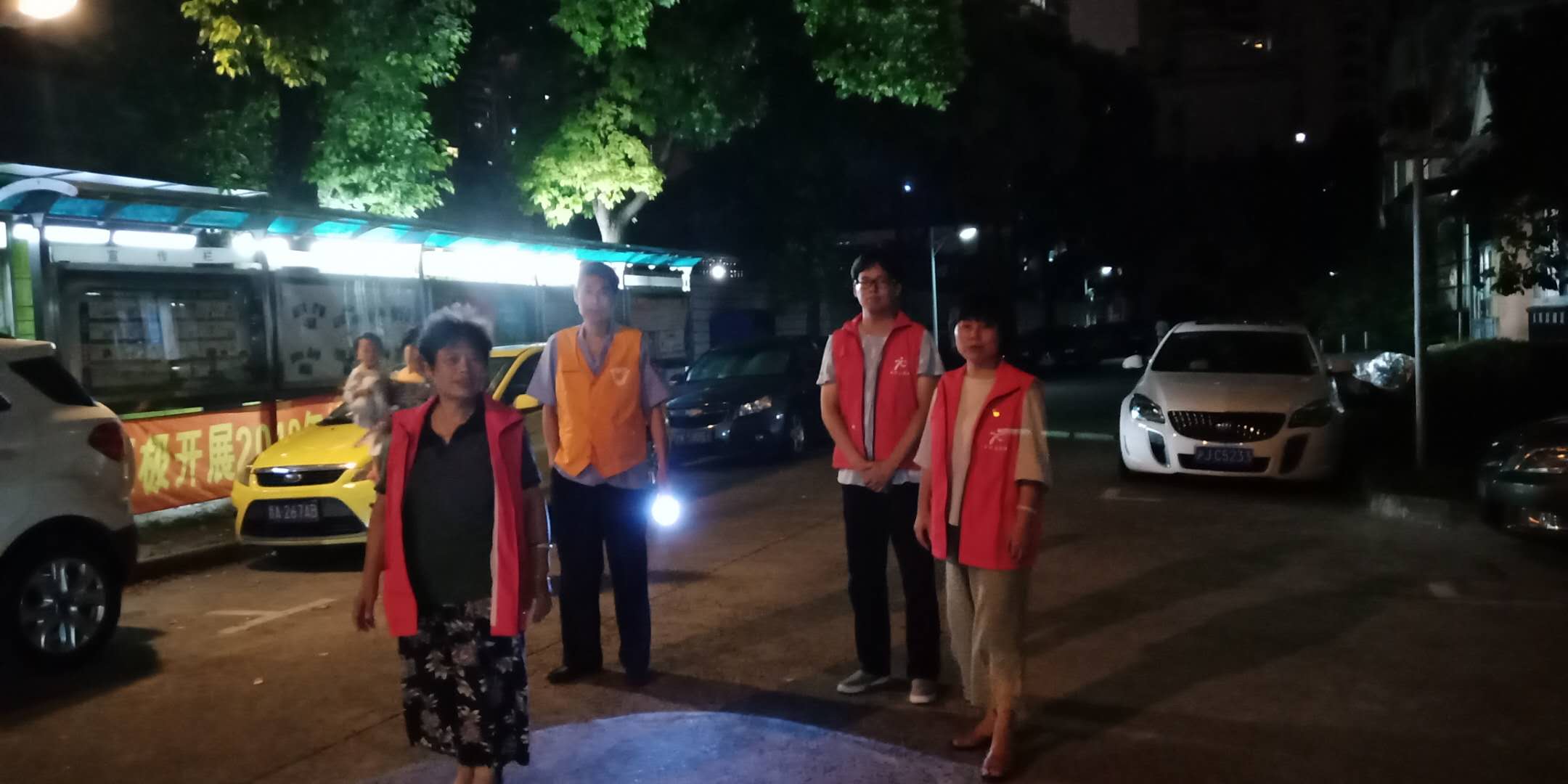 党员老师参加小区夜间巡逻.jpg