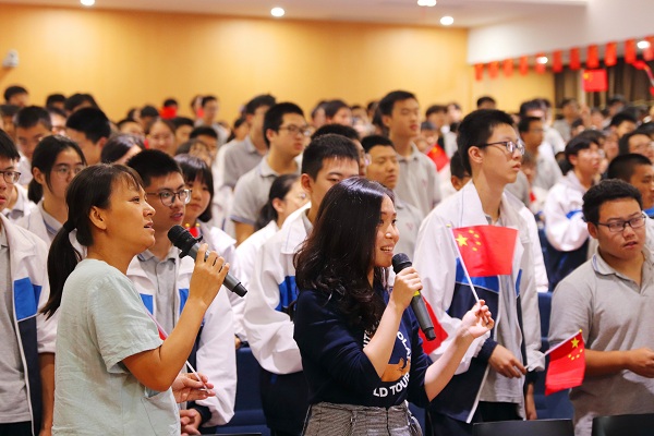 党员老师领唱，师生同唱《我和我的祖国》.jpg