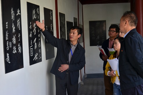 倪瑞明校长陪同参观.JPG