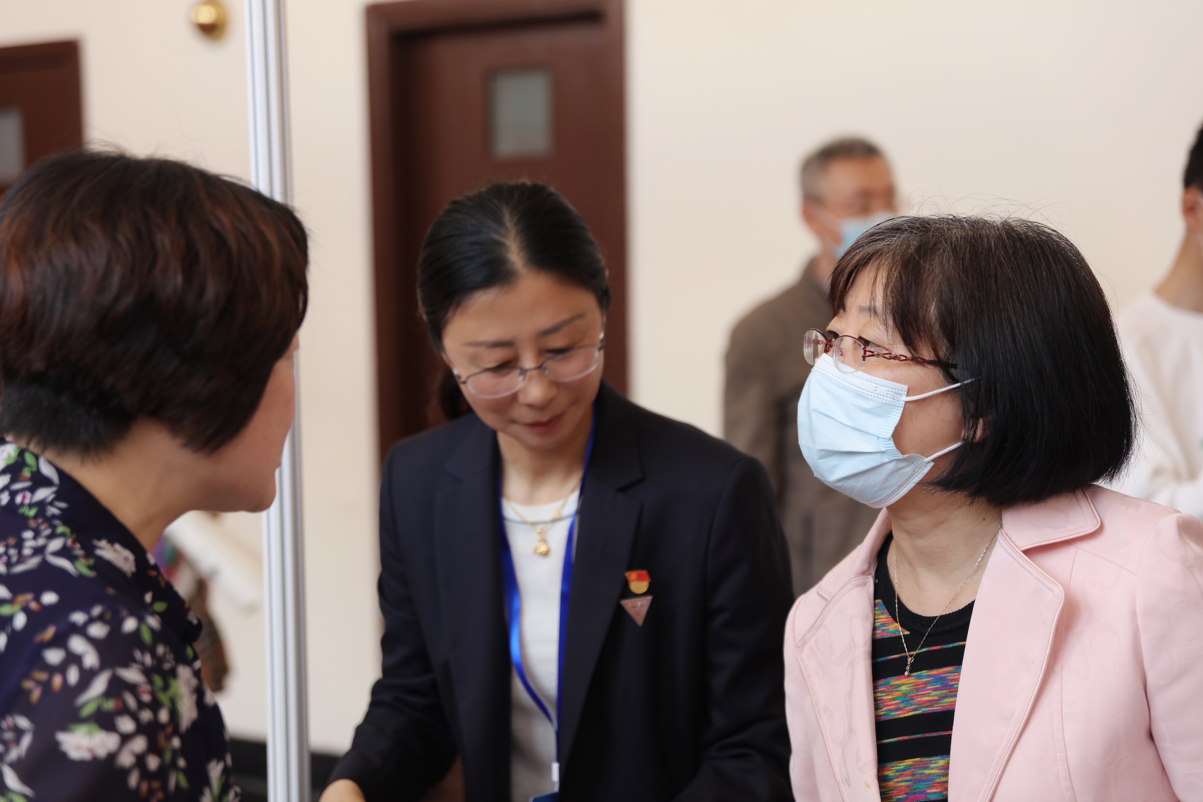 18. 市委党史研究室科研处年士萍处长在纪念封上写下地址.jpg